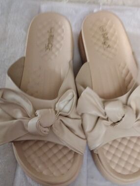 Beige Bow Slide Sandals - Women